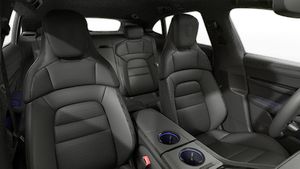 Vista interior, mostrando os bancos dianteiros do Taycan Sport Turismo Black Edition