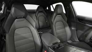 Vista interior, mostrando os bancos dianteiros do Panamera 4