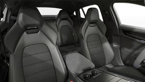 Vista interior, mostrando os bancos dianteiros do Panamera GTS