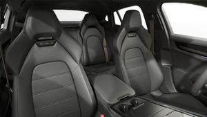 Vista interior, mostrando os bancos dianteiros do Panamera Turbo S E-Hybrid