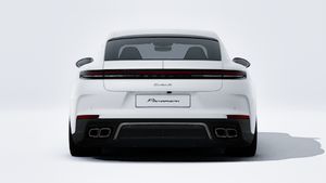 Vista exterior do Panamera Turbo S E-Hybrid, de trás
