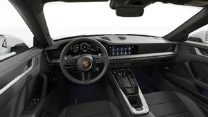 Vista interior que muestra el volante y el salpicadero de 911 Carrera S