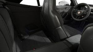 Vista interior de los asientos traseros del 911 Carrera 4 GTS Cabriolet