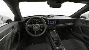 Vista interior que muestra el volante y el salpicadero de 911 GT3 with Touring Package