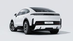 Vista exterior de Cayenne Turbo Coupé Electric mostrando la parte trasera y el lado izquierdo del coche