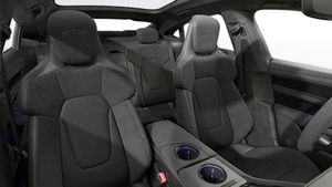 Vista interior de los asientos delanteros del Taycan GTS