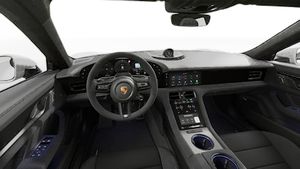 Vista interior que muestra el volante y el salpicadero de Taycan GTS