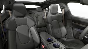 Vista interior de los asientos delanteros del Taycan Turbo S