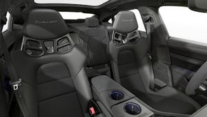 Vista interior de los asientos delanteros del Taycan Turbo GT