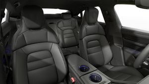Vista interior de los asientos delanteros del Taycan 4S Black Edition