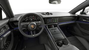 Vista interior que muestra el volante y el salpicadero de Panamera GTS