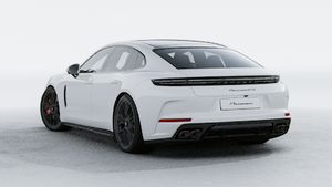 Vista exterior de Panamera GTS mostrando la parte trasera y el lado izquierdo del coche