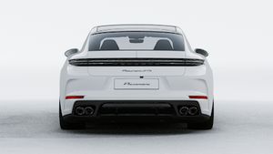 Vista exterior de Panamera GTS mostrando la parte trasera del coche