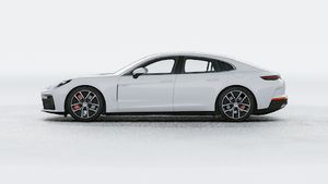 Vista exterior de Panamera 4S E-Hybrid mostrando el lado izquierdo del coche