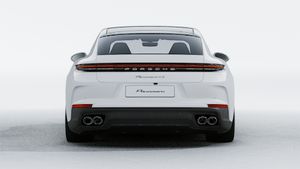 Vista exterior de Panamera 4S E-Hybrid mostrando la parte trasera del coche