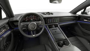 Vista interior que muestra el volante y el salpicadero de Panamera Turbo E-Hybrid