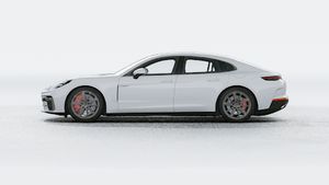 Vista exterior de Panamera Turbo E-Hybrid mostrando el lado izquierdo del coche