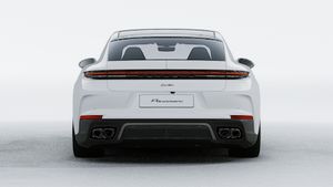 Vista exterior de Panamera Turbo E-Hybrid mostrando la parte trasera del coche