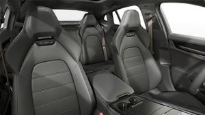 Vista interior de los asientos delanteros del Panamera Turbo S E-Hybrid