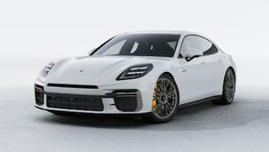 Vista exterior de Panamera Turbo S E-Hybrid mostrando la parte delantera y el lado izquierdo del coche