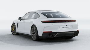 Vista exterior de Panamera Turbo S E-Hybrid mostrando la parte trasera y el lado izquierdo del coche