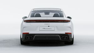 Vista exterior de Panamera Turbo S E-Hybrid mostrando la parte trasera del coche