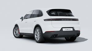 منظر خارجي لسيارة Cayenne S يظهر الجزء الخلفي والجانب الأيسر من السيارة