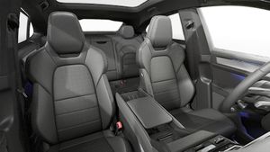 منظر داخلي يُظهر المقاعد الأمامية لسيارة Cayenne Coupé Electric