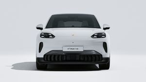 منظر خارجي لسيارة Cayenne Coupé Electric يظهر واجهة السيارة