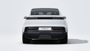منظر خارجي لسيارة Cayenne Coupé Electric يظهر الجزء الخلفي من السيارة