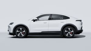 منظر خارجي لسيارة Cayenne S Coupé Electric يظهر الجانب الأيسر من السيارة