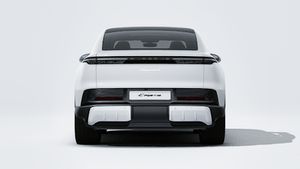 منظر خارجي لسيارة Cayenne S Coupé Electric يظهر الجزء الخلفي من السيارة