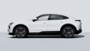 منظر خارجي لسيارة Cayenne Turbo Coupé Electric يظهر الجانب الأيسر من السيارة