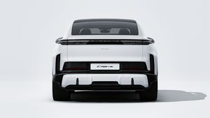 منظر خارجي لسيارة Cayenne Turbo Coupé Electric يظهر الجزء الخلفي من السيارة