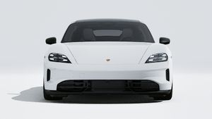 منظر خارجي لسيارة Taycan 4S Black Edition يظهر واجهة السيارة