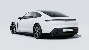 منظر خارجي لسيارة Taycan 4S Black Edition يظهر الجزء الخلفي والجانب الأيسر من السيارة
