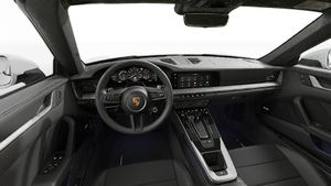 Vue de l'intérieur montrant le volant et le tableau de bord d'un véhicule de transport de marchandises. 911 Targa 4S