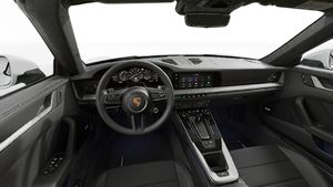 Vue de l'intérieur montrant le volant et le tableau de bord d'un véhicule de transport de marchandises. 911 Carrera 4S Cabriolet