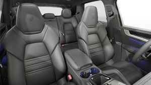 Vue intérieure montrant les sièges avant de Cayenne S E-Hybrid Black Edition