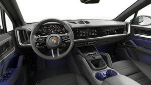 Vue de l'intérieur montrant le volant et le tableau de bord d'un véhicule de transport de marchandises. Cayenne S E-Hybrid Black Edition