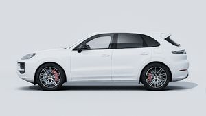 Vue extérieure de Cayenne S E-Hybrid Black Edition montrant le côté gauche de la voiture