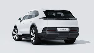 Vue extérieure de Cayenne Electric montrant l'arrière et le côté gauche de la voiture