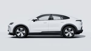 Vue extérieure de Cayenne Coupé Electric montrant le côté gauche de la voiture