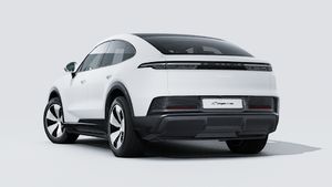 Vue extérieure de Cayenne Coupé Electric montrant l'arrière et le côté gauche de la voiture