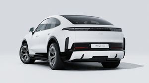 Vue extérieure de Cayenne Turbo Coupé Electric montrant l'arrière et le côté gauche de la voiture