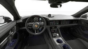 Vue de l'intérieur montrant le volant et le tableau de bord d'un véhicule de transport de marchandises. Taycan Turbo GT