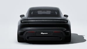 Vue extérieure de Taycan 4 Black Edition montrant l'arrière de la voiture