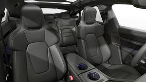 Vue intérieure montrant les sièges avant de Taycan 4S Black Edition