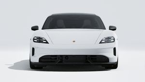 Vue extérieure de Taycan 4S Black Edition montrant l'avant de la voiture