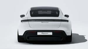 Vue extérieure de Taycan 4S Black Edition montrant l'arrière de la voiture